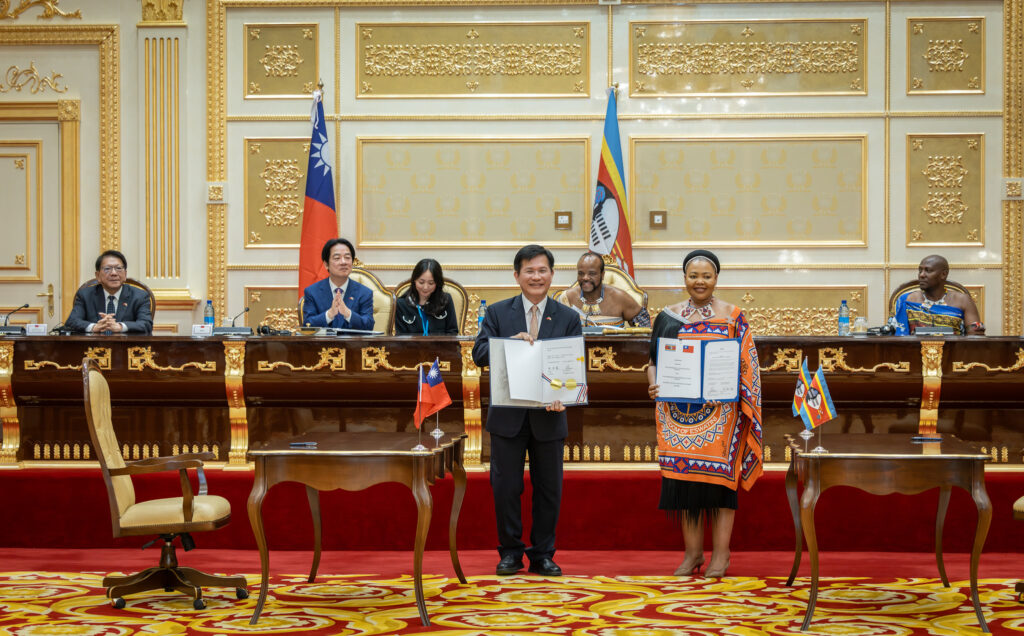 Minister of Foreign Affairs and International Cooperation Senator Pholile Shakantu and Taiwan Foreign Minister Lin Chia-lung sign the Joint Communiqué on behalf of their respective governments during Saturday’s bilateral meeting at Mandvulo Grand Hall. 